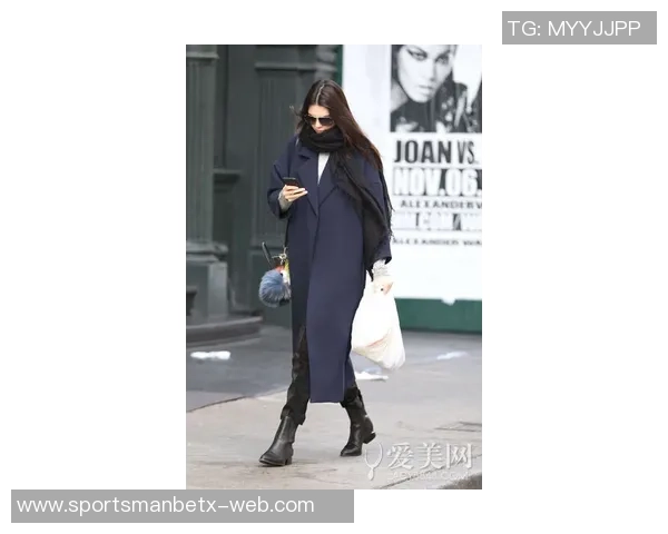 身材高挑的里斯身穿尼克斯配色大衣观战NBA绯闻男友小卡特为魔术出战